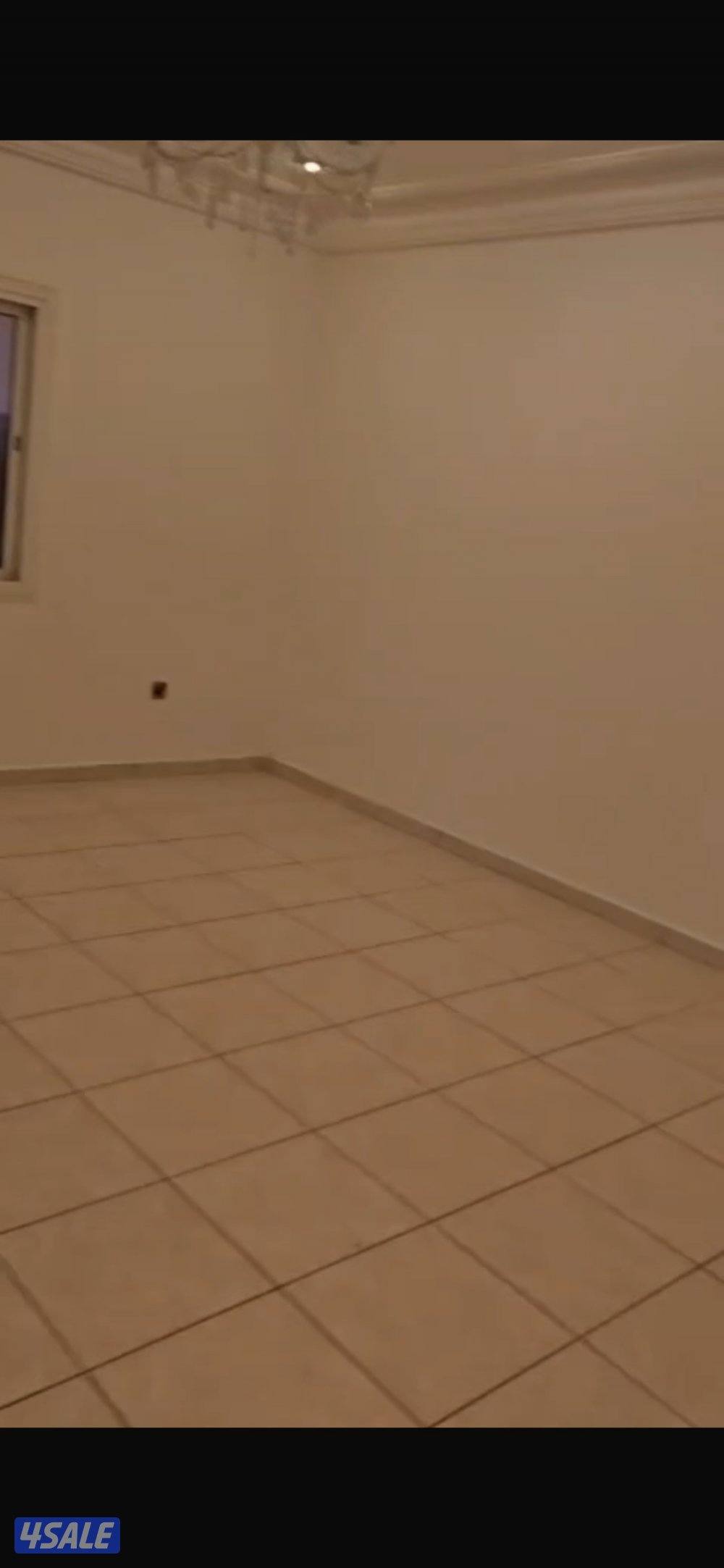 للبيع فيلا بالعقيله دورين شارع وثيقه حره فاضي تسليم فوري0