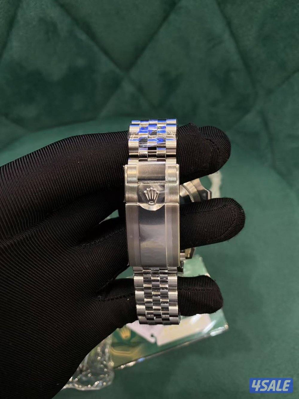 ساعات من مصانع VSFوARF4