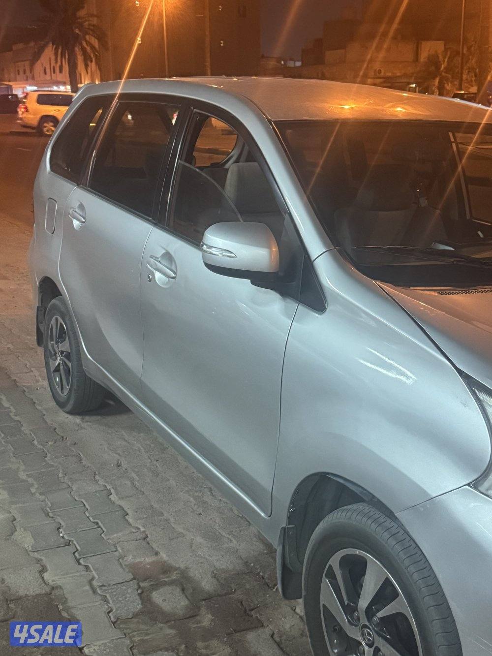 للبيع افانزا تويوتا موديل 2019 اللون فضي بحالة جيدة جدا يوجد بها أصبا1