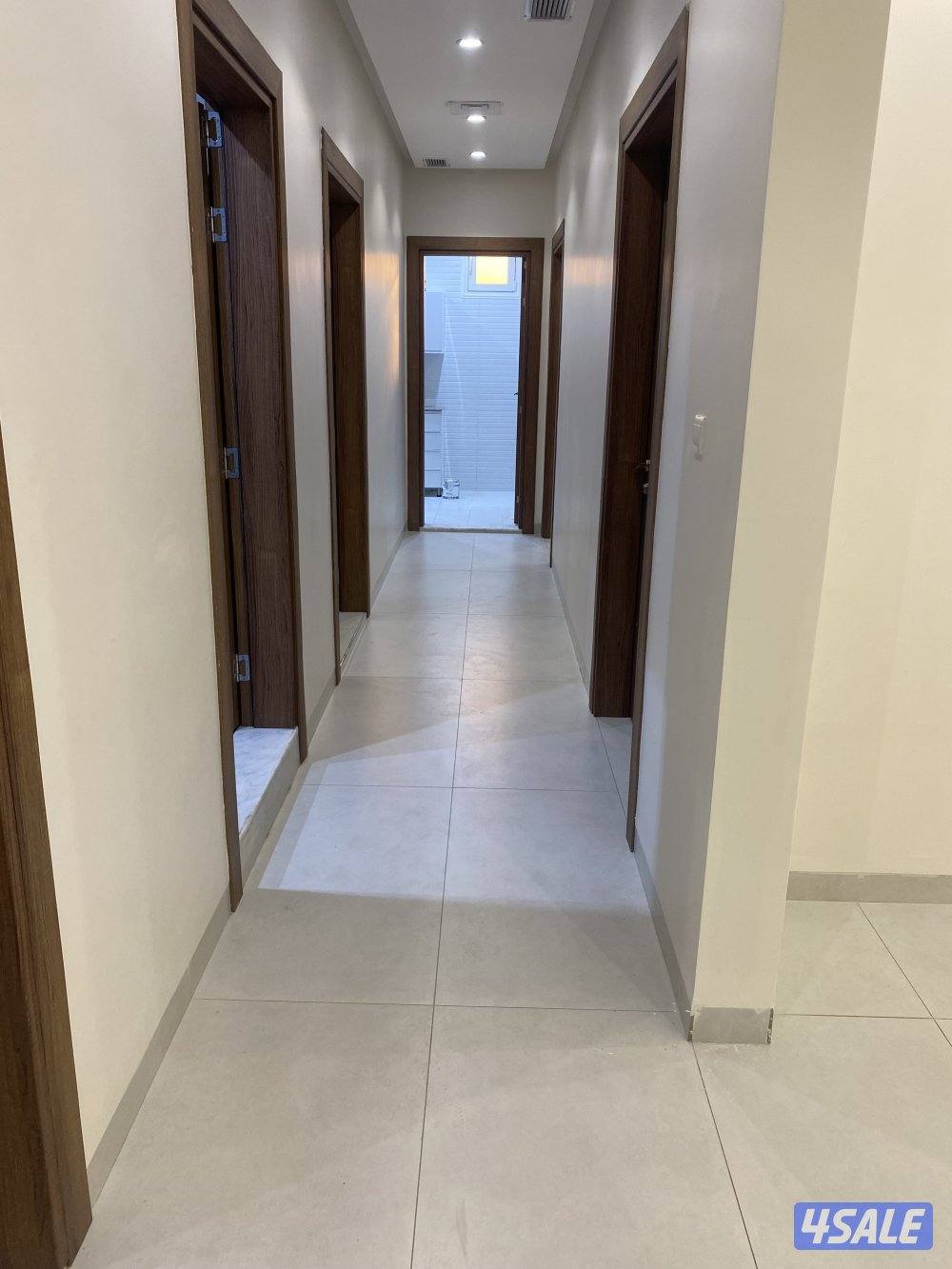 للإيجار شقه ف فهدالاحمد ٣غرف وصاله ومطبخ كبير و٢حمام فخمه جدا موقف واح0