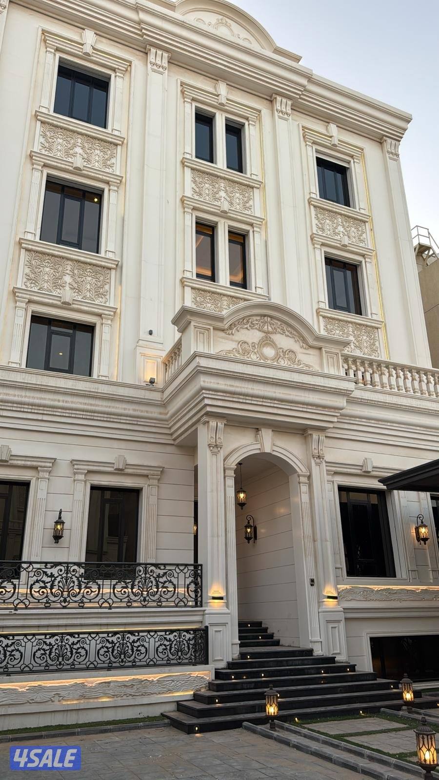 🏠 الفيلا تتكون من سرداب وثلاثة أدوار ونصف، بتصميم راقٍ يجمع بين الفخم0