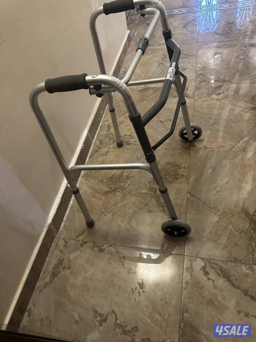 ٣ مشايه. واحد كرسي متحرك1