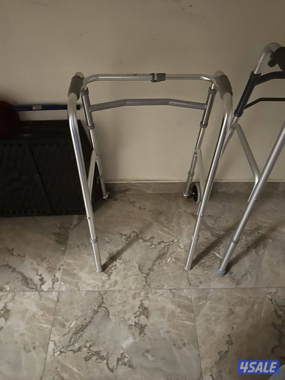 ٣ مشايه. واحد كرسي متحرك2