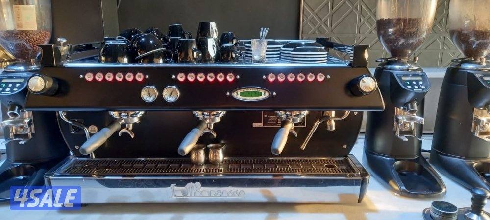 للبيع ماكينه قهوه ثلاث مجموعات La Marzocco موديل 2020/11 شبه جديده0