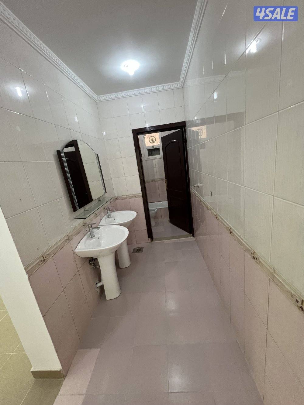 للبيع قسيمة سكنية في المنقف بطن وظهر ثلاث أدور شارع رئيسي1