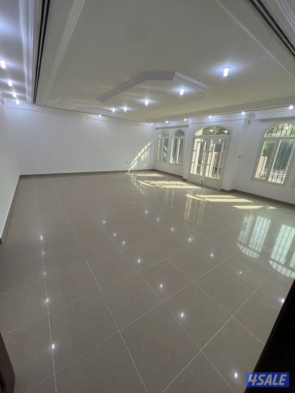 للبيع قسيمة سكنية في المنقف بطن وظهر ثلاث أدور شارع رئيسي3