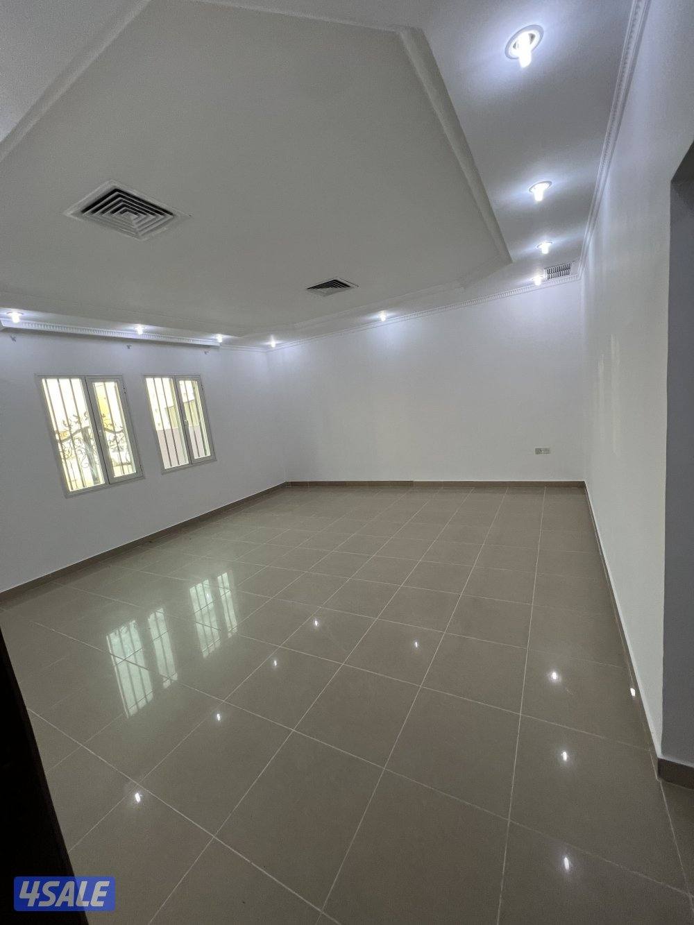 للبيع قسيمة سكنية في المنقف بطن وظهر ثلاث أدور شارع رئيسي4