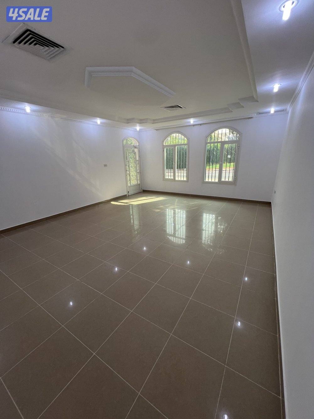 للبيع قسيمة سكنية في المنقف بطن وظهر ثلاث أدور شارع رئيسي5