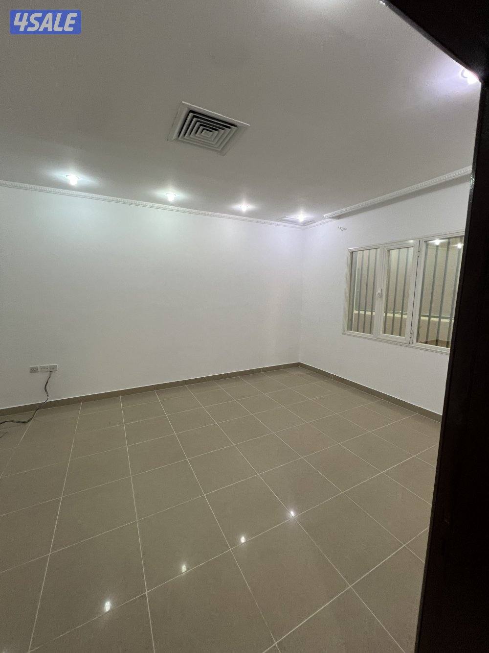 للبيع قسيمة سكنية في المنقف بطن وظهر ثلاث أدور شارع رئيسي7