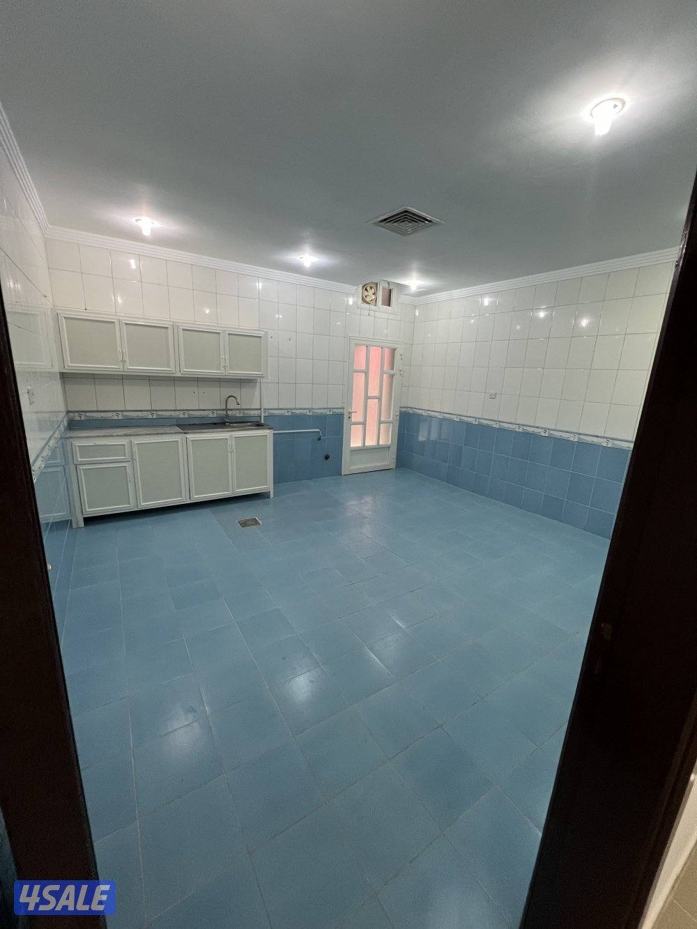 للبيع قسيمة سكنية في المنقف بطن وظهر ثلاث أدور شارع رئيسي8