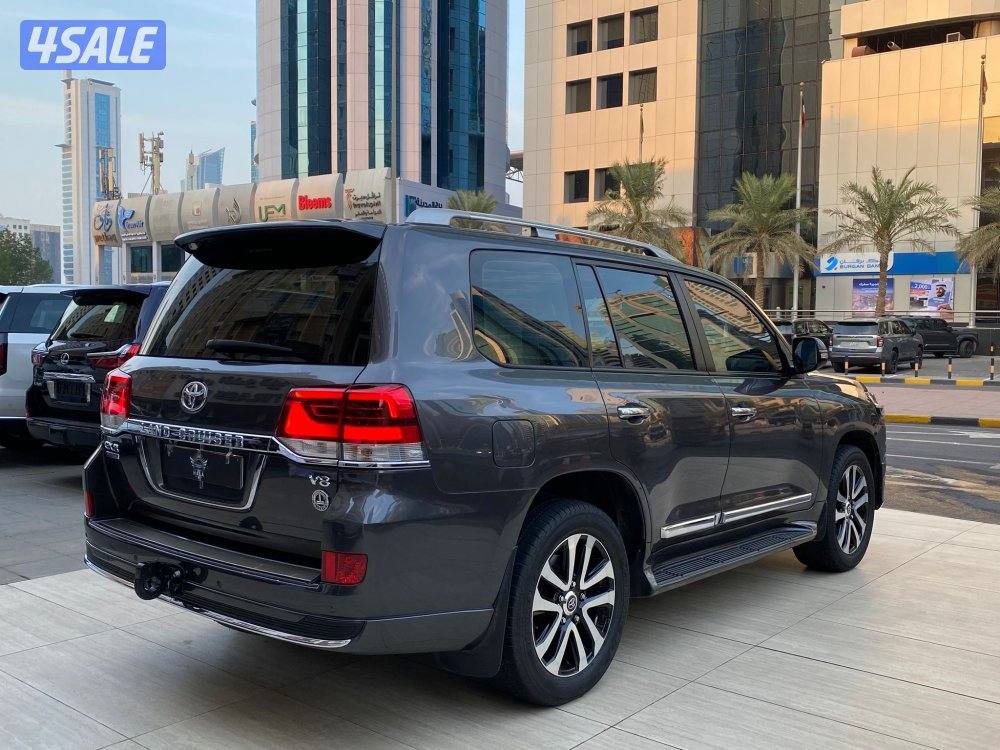 لاند كروزر قراند تورنق موديل 2019 عداد 240 الف كيلو فقط سيرفس الوكاله3