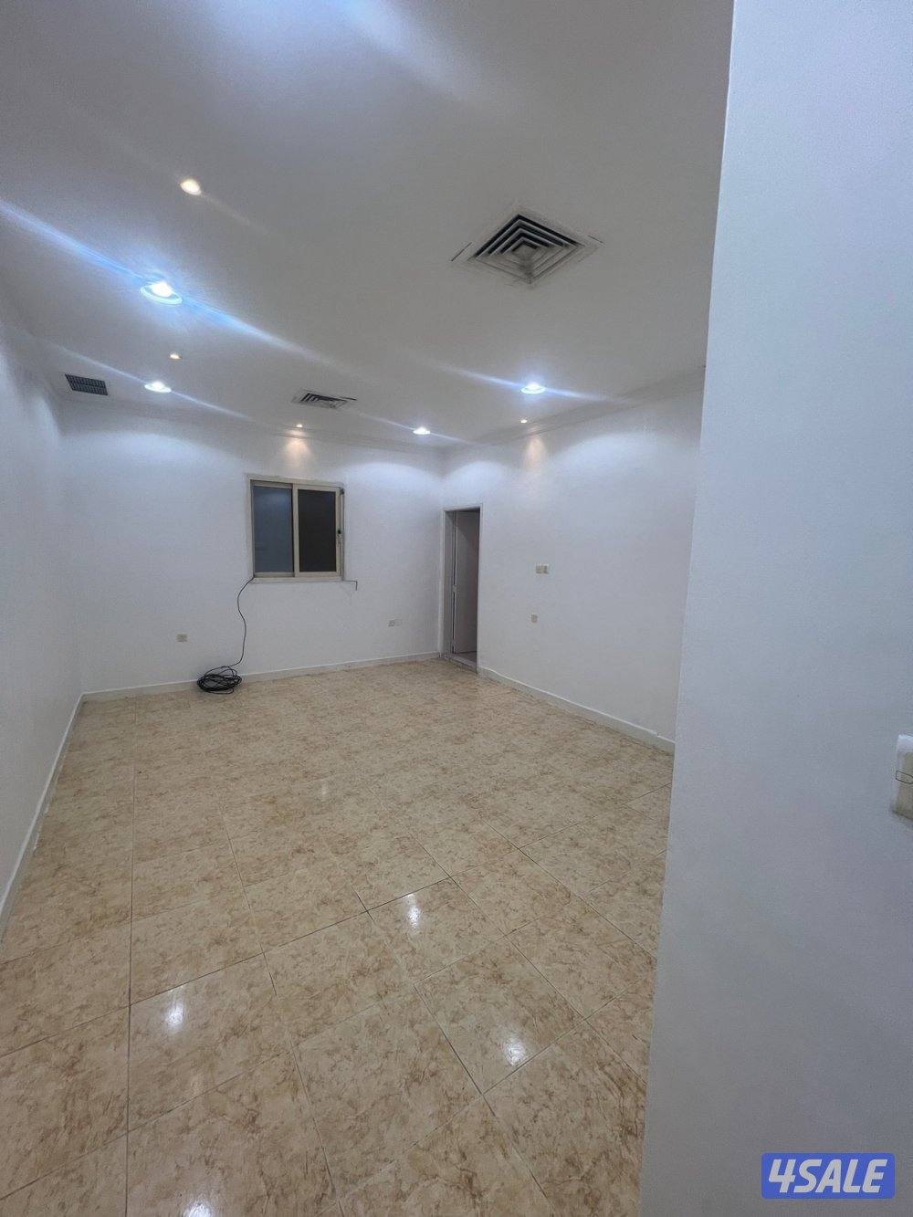 للايجار شقه بالصباحيه قطعه3 وشقه ف العقيله11