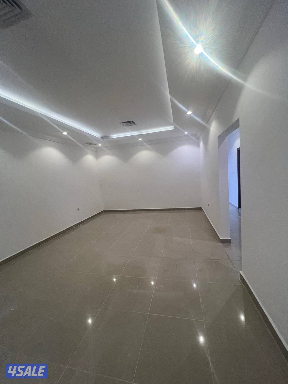 للايجار شقه بالصباحيه قطعه3 وشقه ف العقيله14