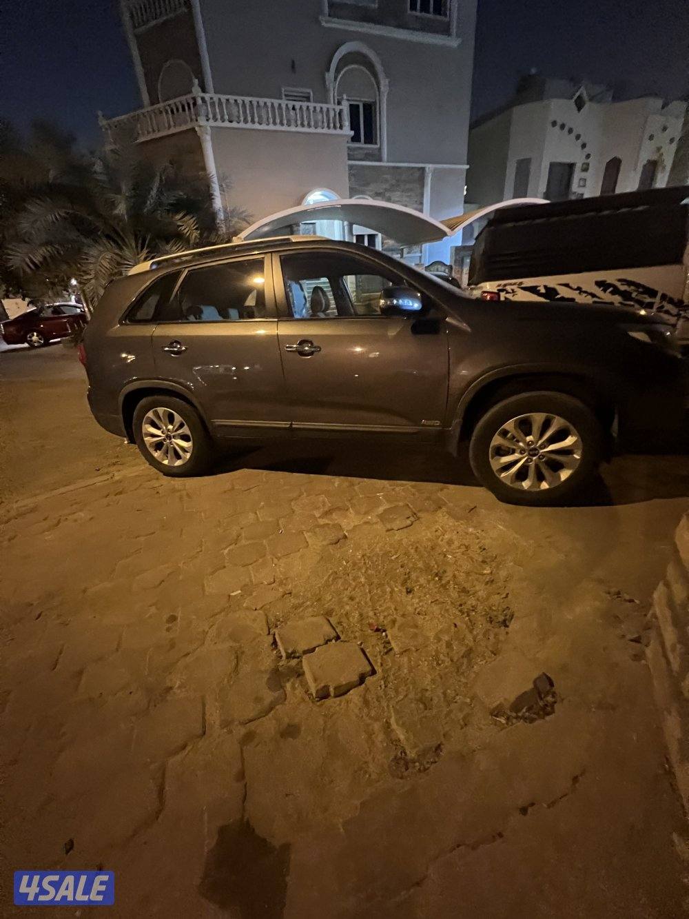 للبيع جيب كيا موديل 2015 لون رمادي0