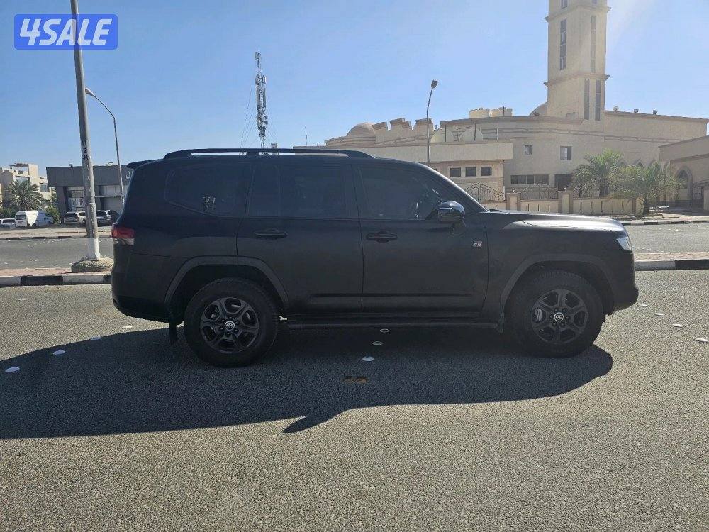 البيع لاند كروزر GR موديل 20242