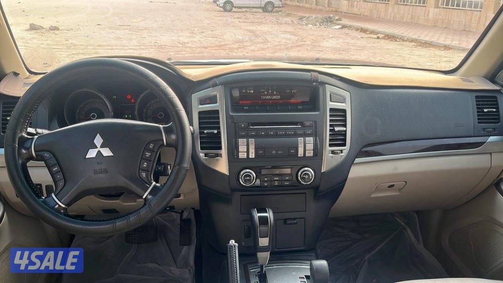 للبيع باجيرو مديل ٢٠١٦ مكينه كبيره شرط الفحص بالكامل عداد ٢٠٠ لف3