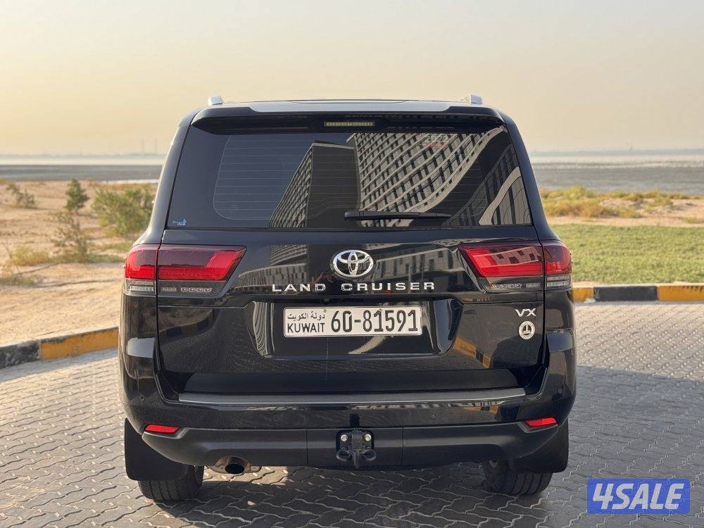 لاند كروزر 2022 VX صبغ الوكاله عداد 40 الف3