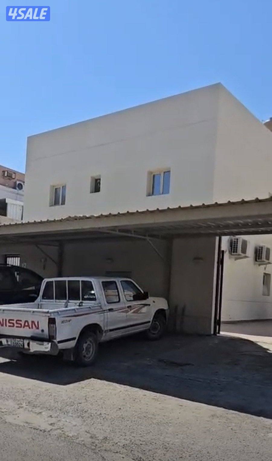 للبيع بيت دورين ونص شقق في القصر0