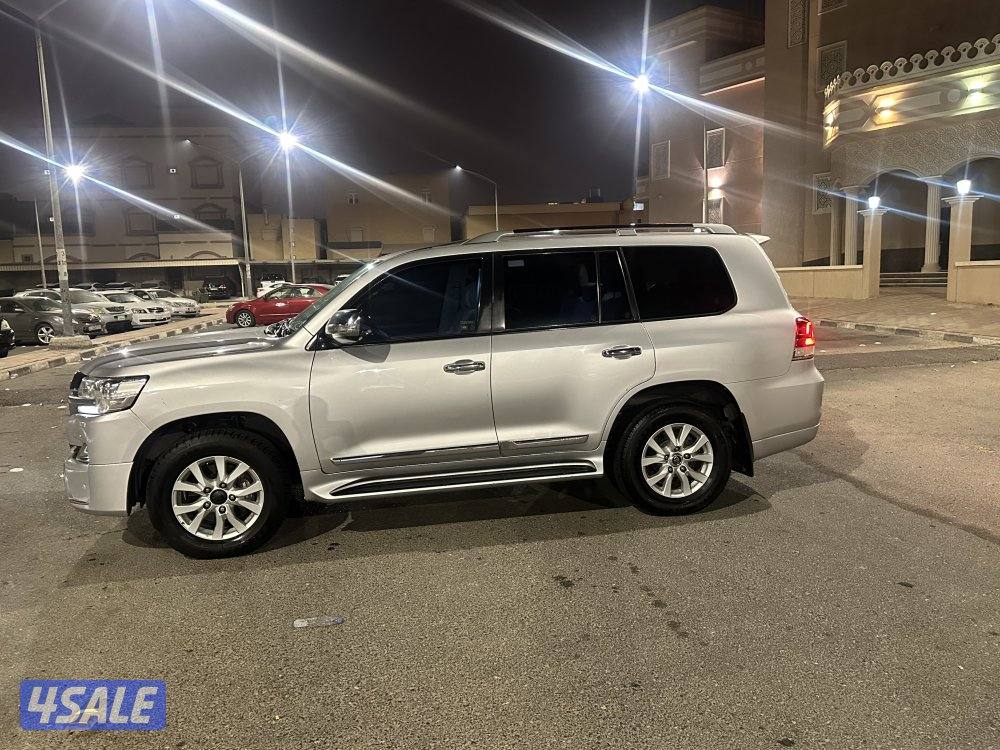 للبيع لاند كروزر موديل 20174