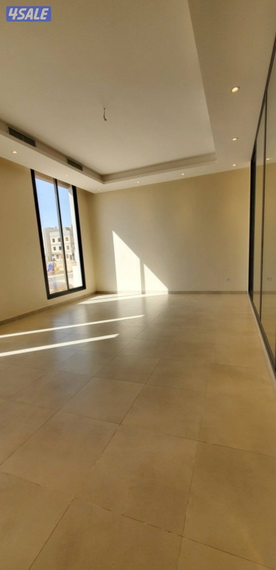 للإيجار فيلا مودرن تتكون من ٣ أدوار وربع مع حمام سباحة2