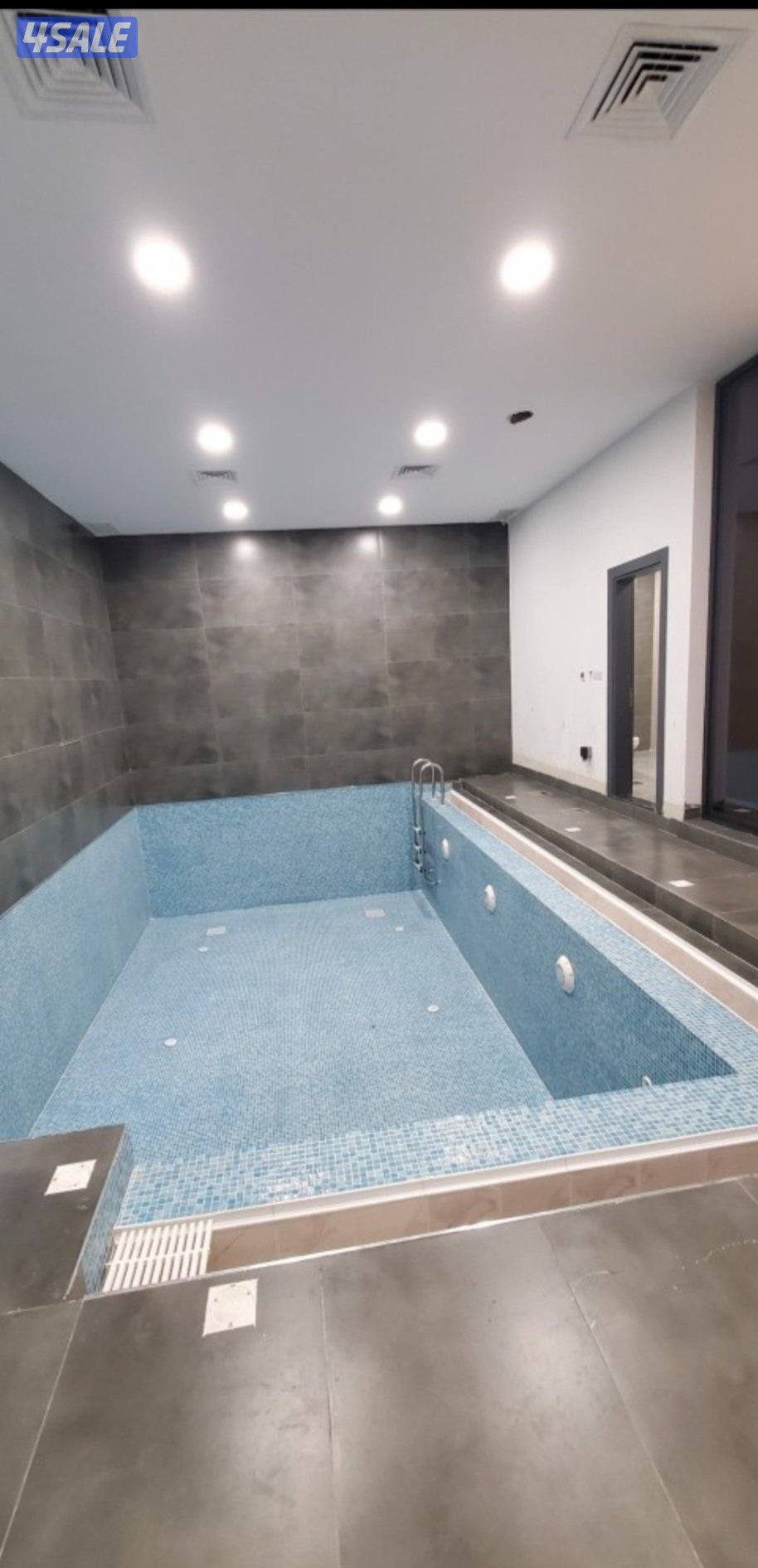 للإيجار فيلا مودرن تتكون من ٣ أدوار وربع مع حمام سباحة3