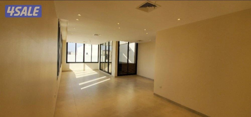 للإيجار فيلا مودرن تتكون من ٣ أدوار وربع مع حمام سباحة5