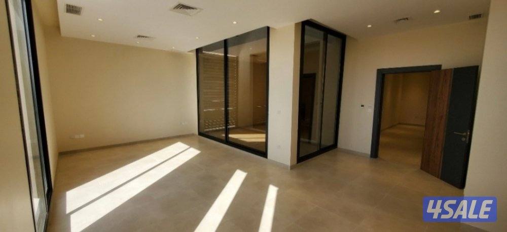 للإيجار فيلا مودرن تتكون من ٣ أدوار وربع مع حمام سباحة4