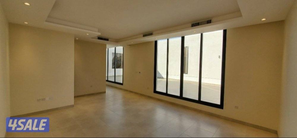 للإيجار فيلا مودرن تتكون من ٣ أدوار وربع مع حمام سباحة6