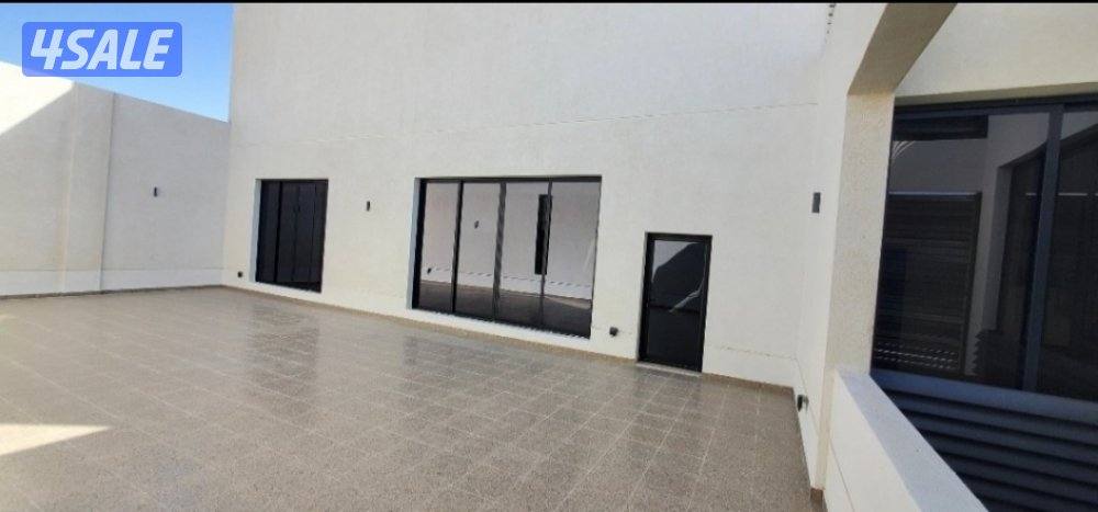 للإيجار فيلا مودرن تتكون من ٣ أدوار وربع مع حمام سباحة7