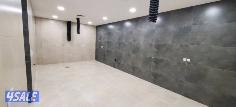 للإيجار فيلا مودرن تتكون من ٣ أدوار وربع مع حمام سباحة8