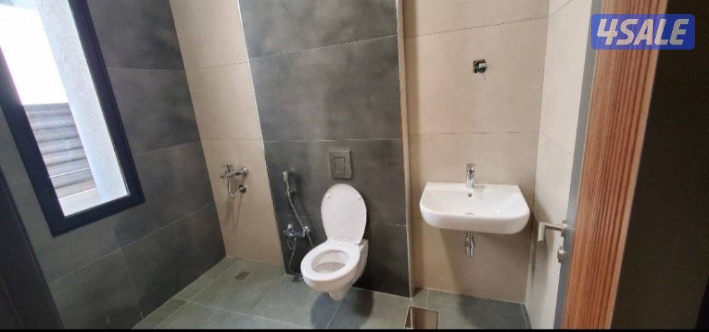 للإيجار فيلا مودرن تتكون من ٣ أدوار وربع مع حمام سباحة9