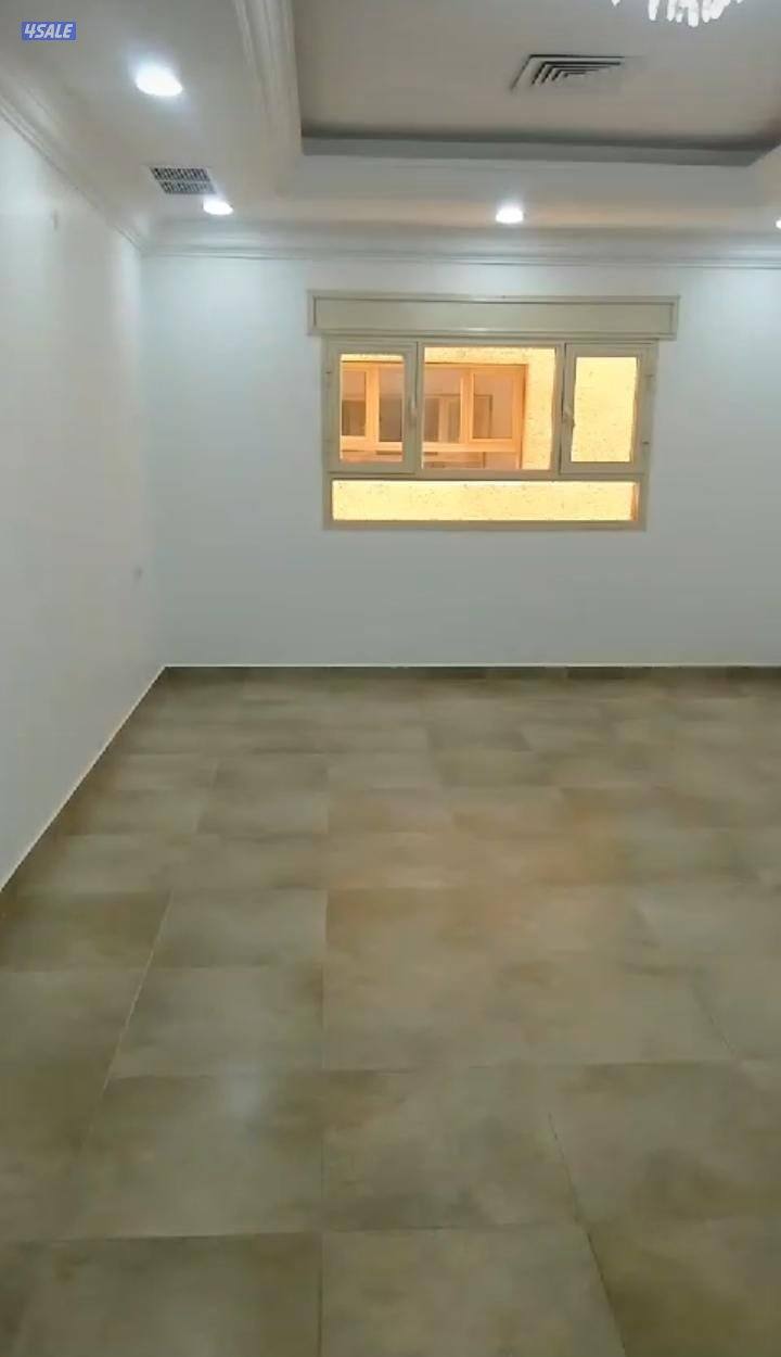 للإيجار شقة دبلوكس 3 غرف منهم غرفه مستر وصالة ومطبخ غرفة خ تكييف سنترا0