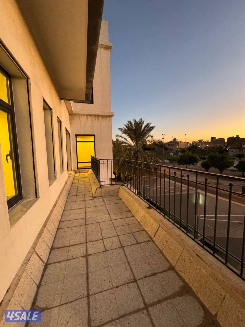 للايجار دور 5 غرف في السلام8