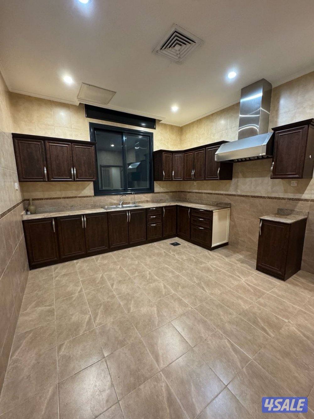 للايجار دور 5 غرف في السلام7