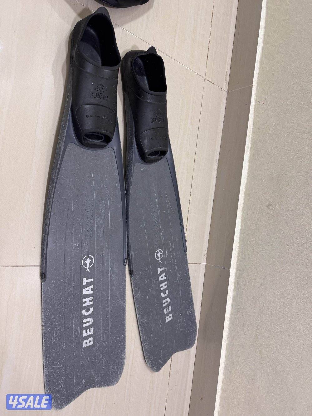 للبيع 4 اغراض مسدس و بدلة غوص جنطه و زعانف1