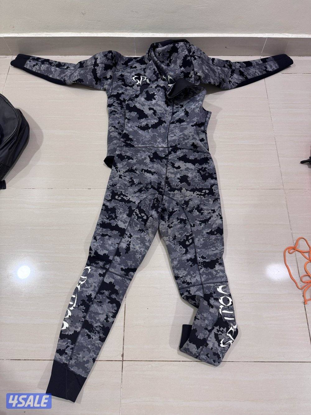 للبيع 4 اغراض مسدس و بدلة غوص جنطه و زعانف3