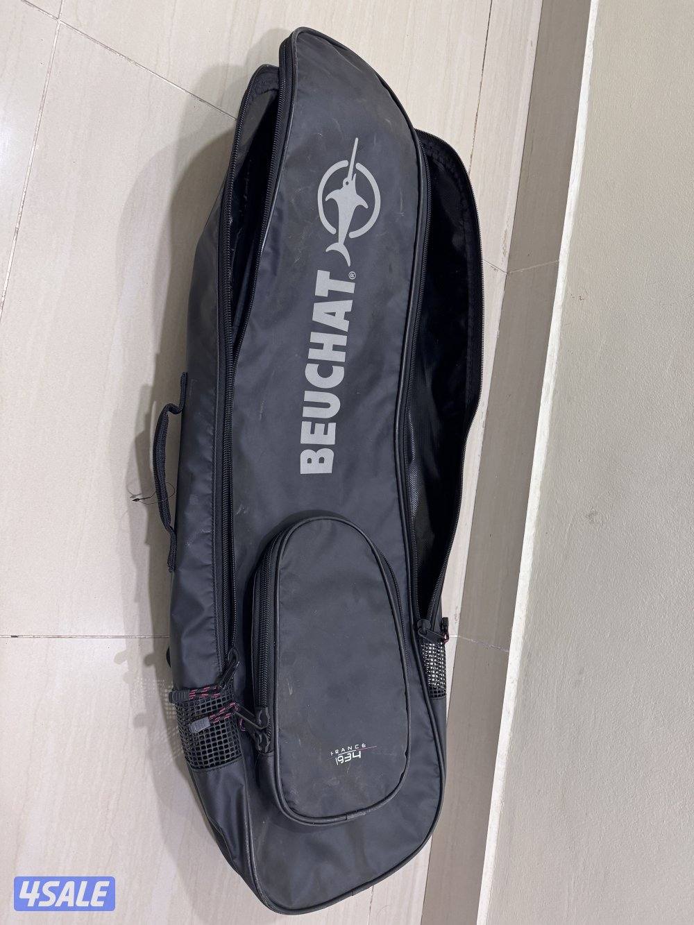 للبيع 4 اغراض مسدس و بدلة غوص جنطه و زعانف4