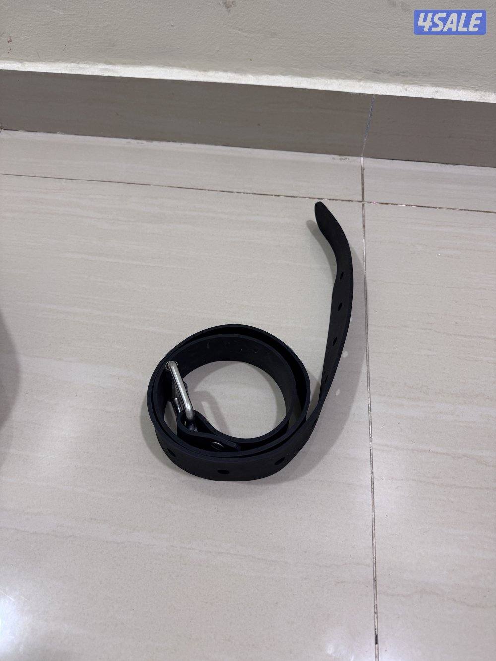 للبيع 4 اغراض مسدس و بدلة غوص جنطه و زعانف7