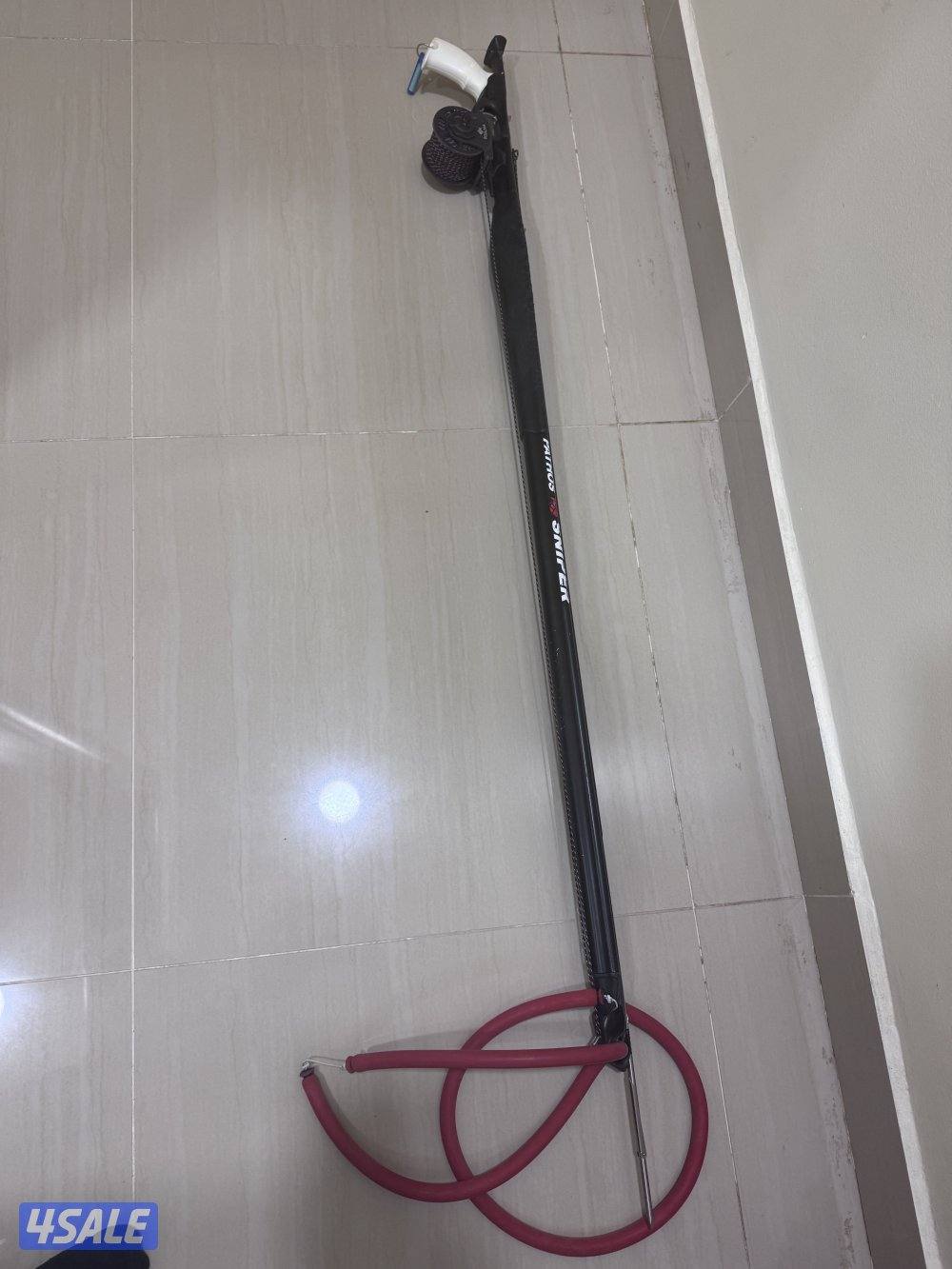 للبيع 4 اغراض مسدس و بدلة غوص جنطه و زعانف8