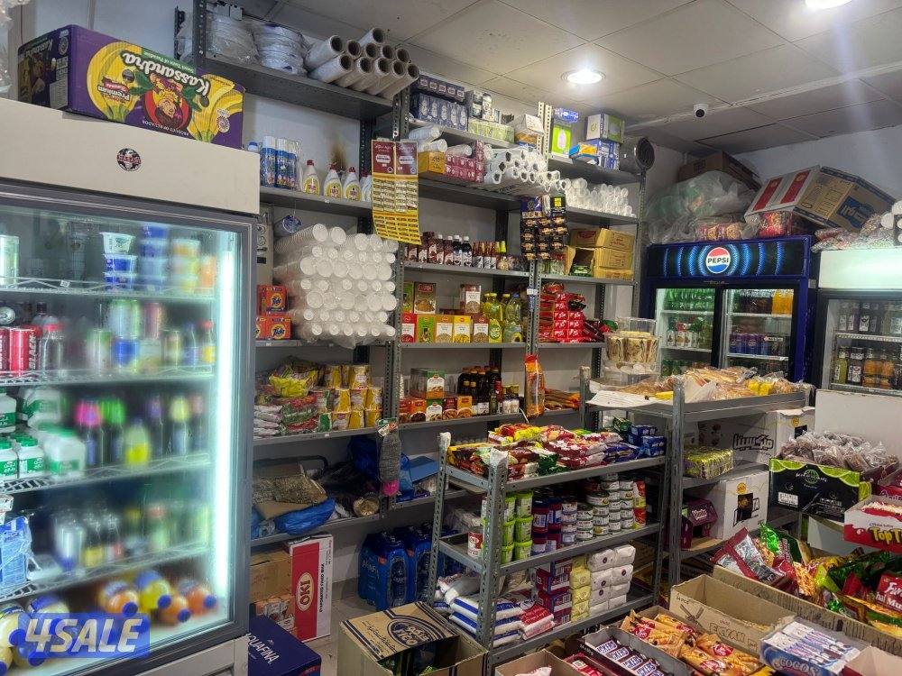 للبيع بقالة بكامل أغراضها تعمل 24ساعه بشارع حيوي1