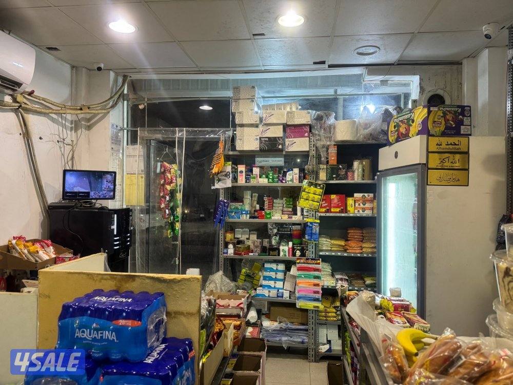 للبيع بقالة بكامل أغراضها تعمل 24ساعه بشارع حيوي0