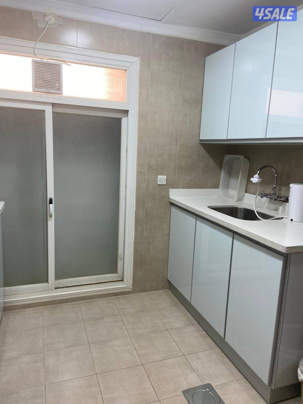 للبيع شقه بالجابريه / مطله على الشارع الرئيسي1