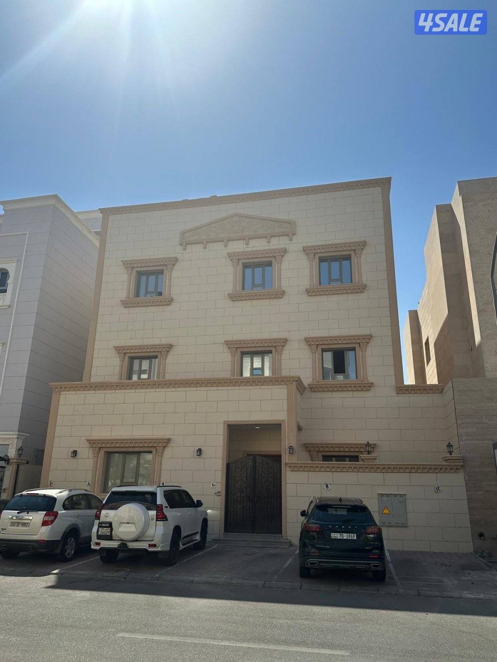 البيع قسيمة في مدينة جابر الاحمد تتكون من ثلاث ادوار وربعً موجره ٢٢٨٠1