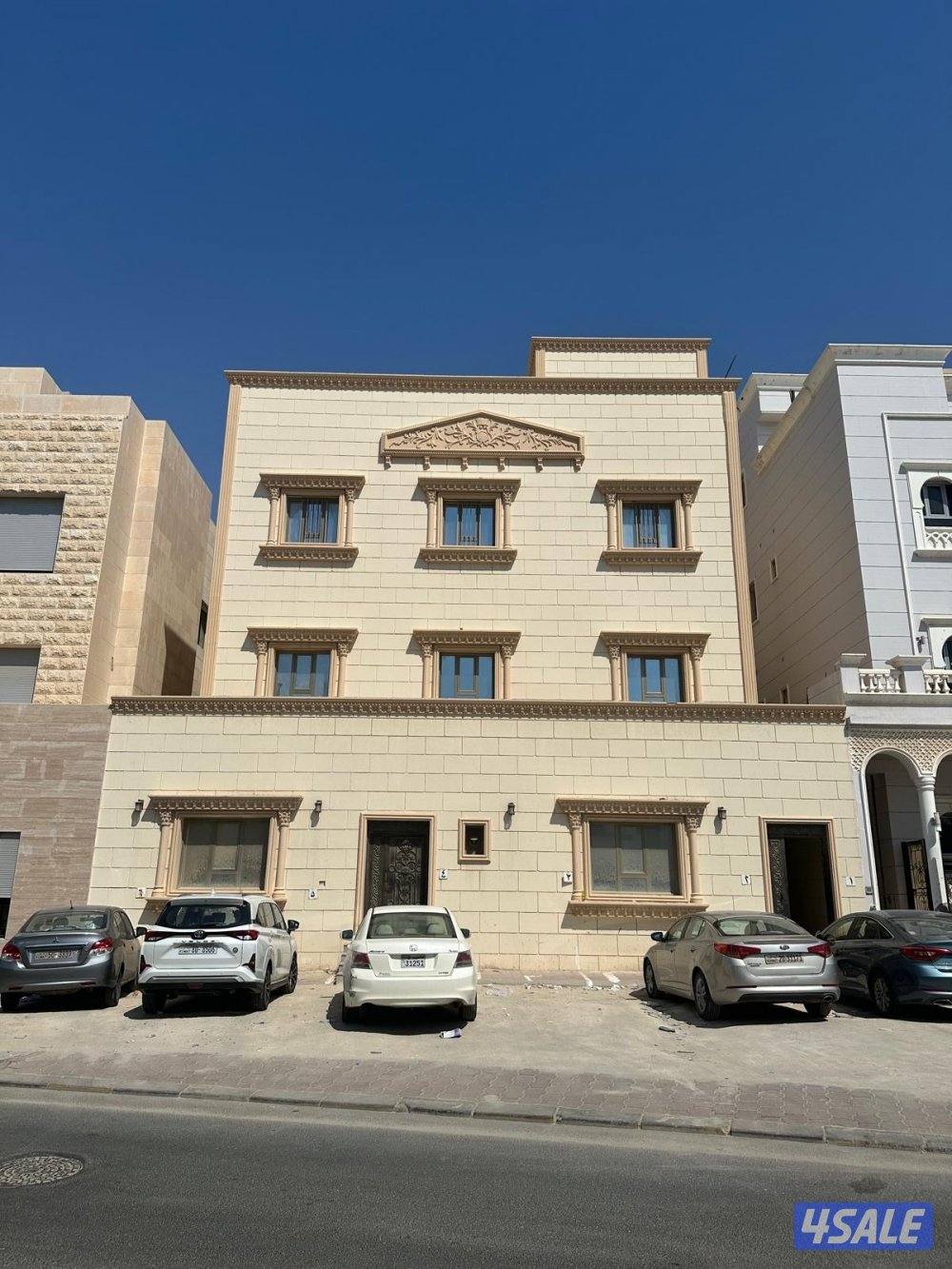 البيع قسيمة في مدينة جابر الاحمد تتكون من ثلاث ادوار وربعً موجره ٢٢٨٠0