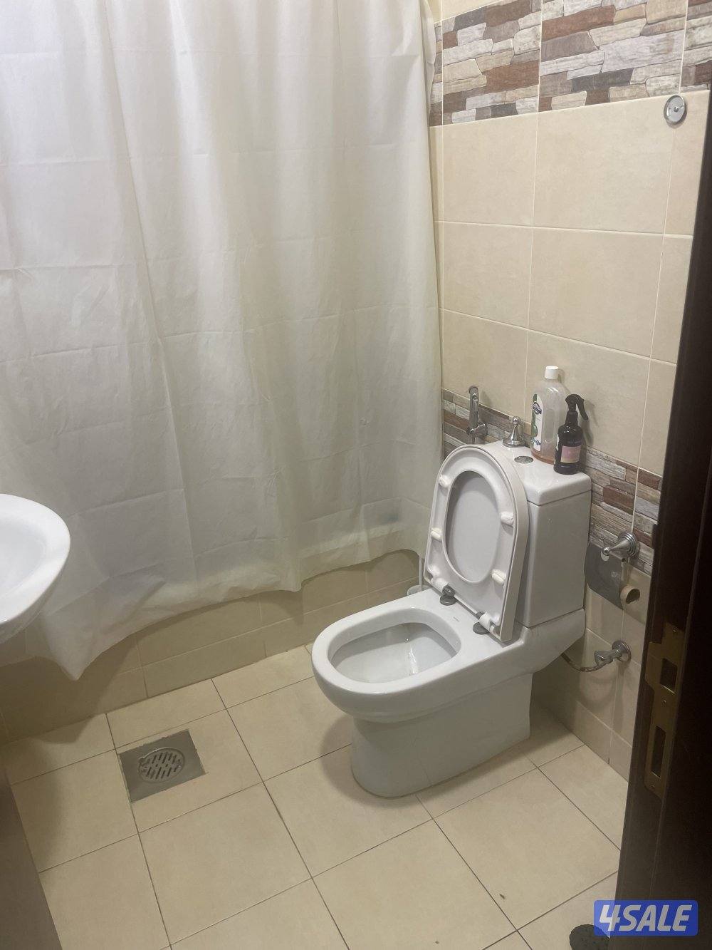 غرفه صاله حمام. مساحه كبيره. خلو (700)3