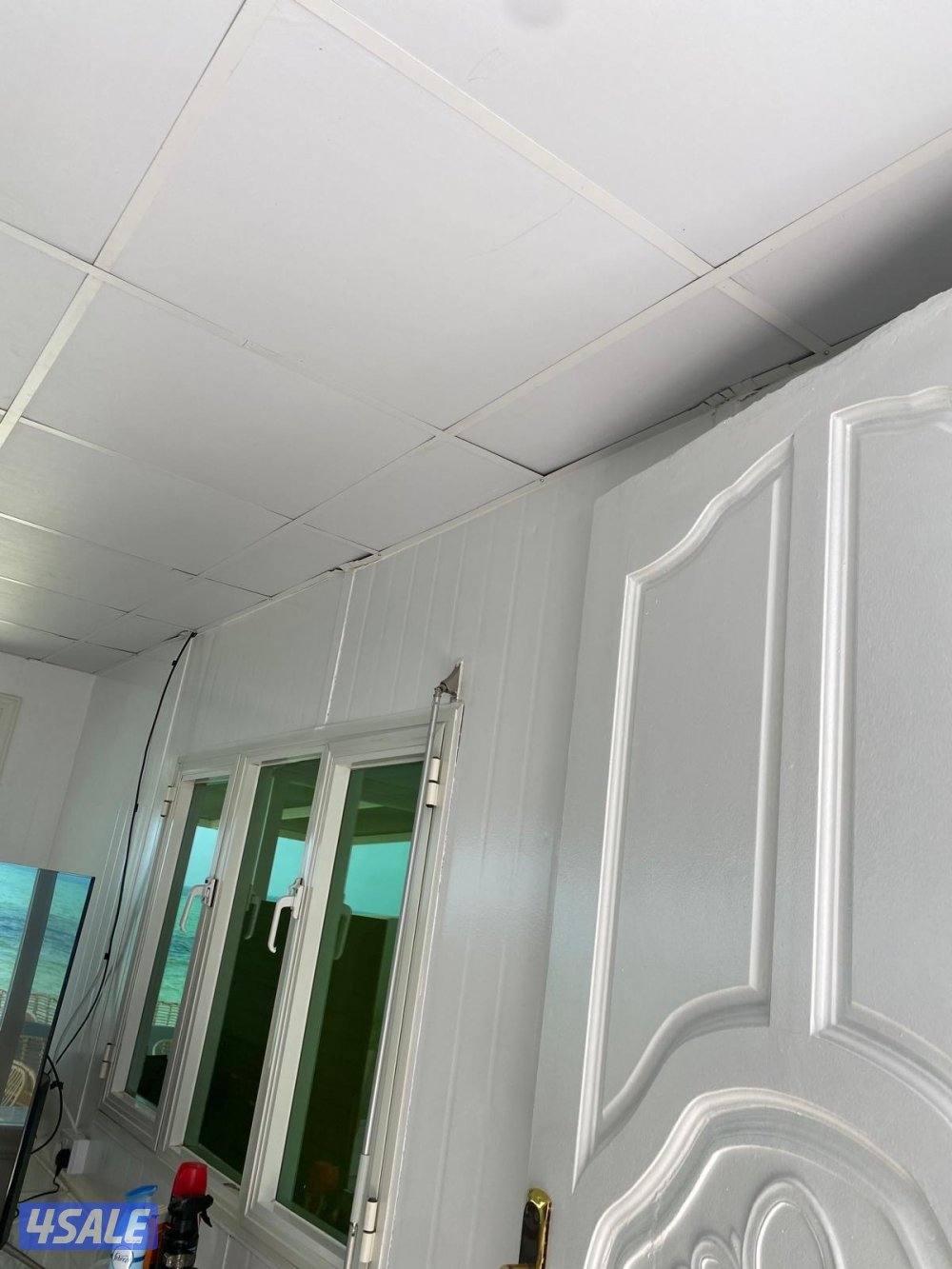 للبيع شاليه ١٢متر x ٤ ممتاز ملبس ارضيه باريكه ساندوتش بانر ٧ سانتي4