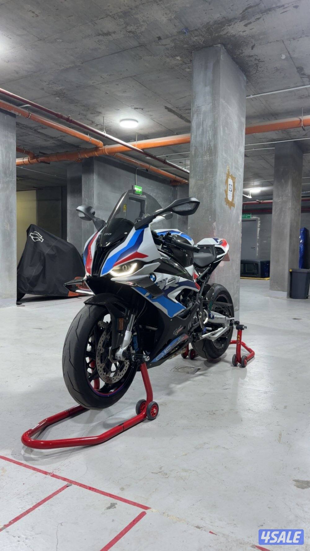 دراجة رياضية BMW نوع M1000RR موديل 2022 ماشي 6000 كم0