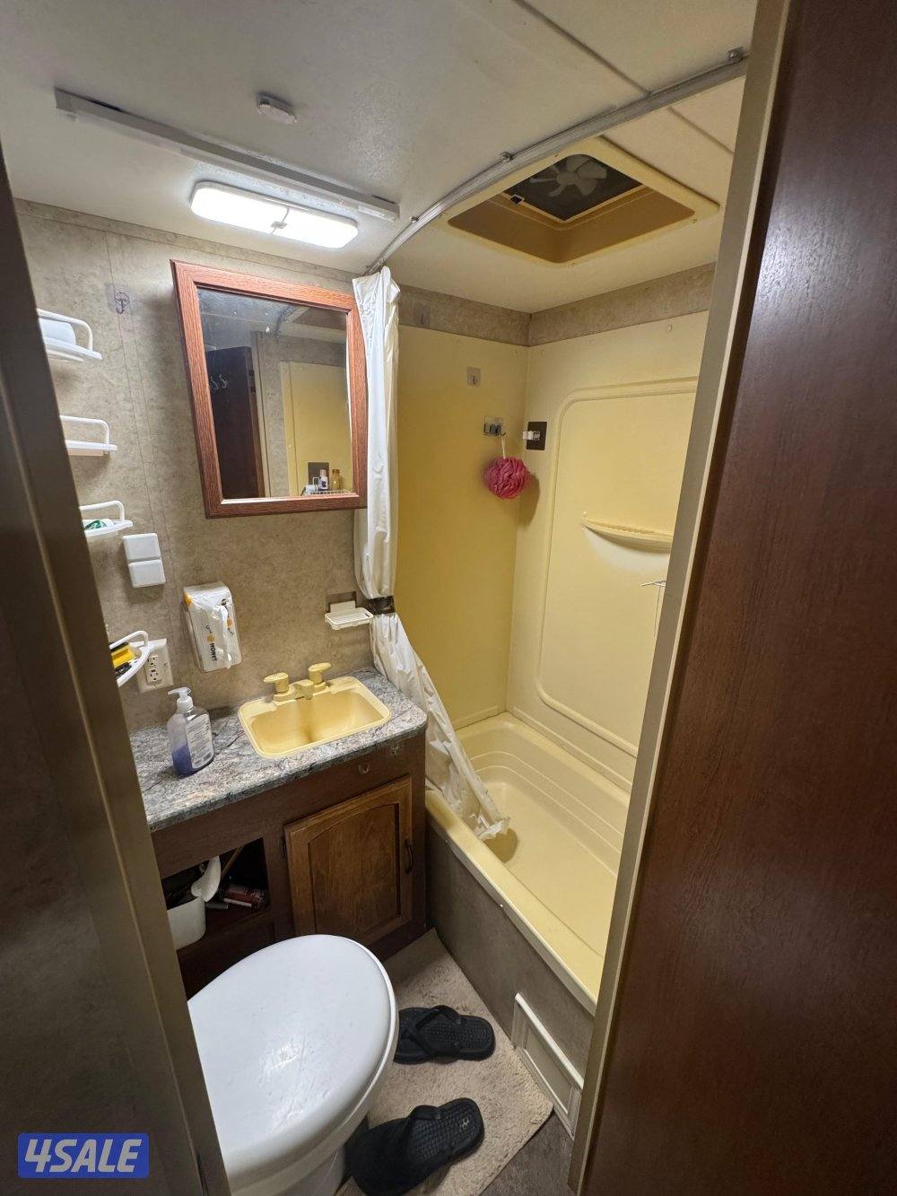 للبيع كرفان سمر لاند ٢٠١٣مجهز بالكامل مايحتاج له ولا شي اضافي عبه ماي6