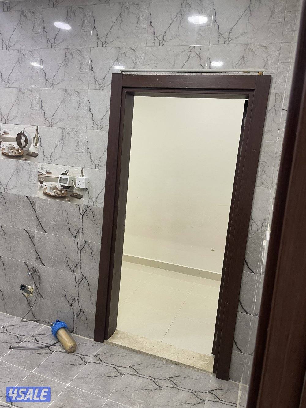 شقه 3 غرف 3 حمامات وحده ماستر وغرفة خداامه اصنصير حرار مركزي وباركينق0