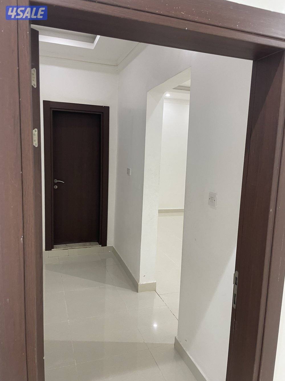 شقه 3 غرف 3 حمامات وحده ماستر وغرفة خداامه اصنصير حرار مركزي وباركينق1